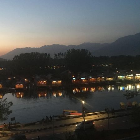 Shah Abbas Hotel At Dal Lake Srinagar (Jammu and Kashmir) Exterior photo