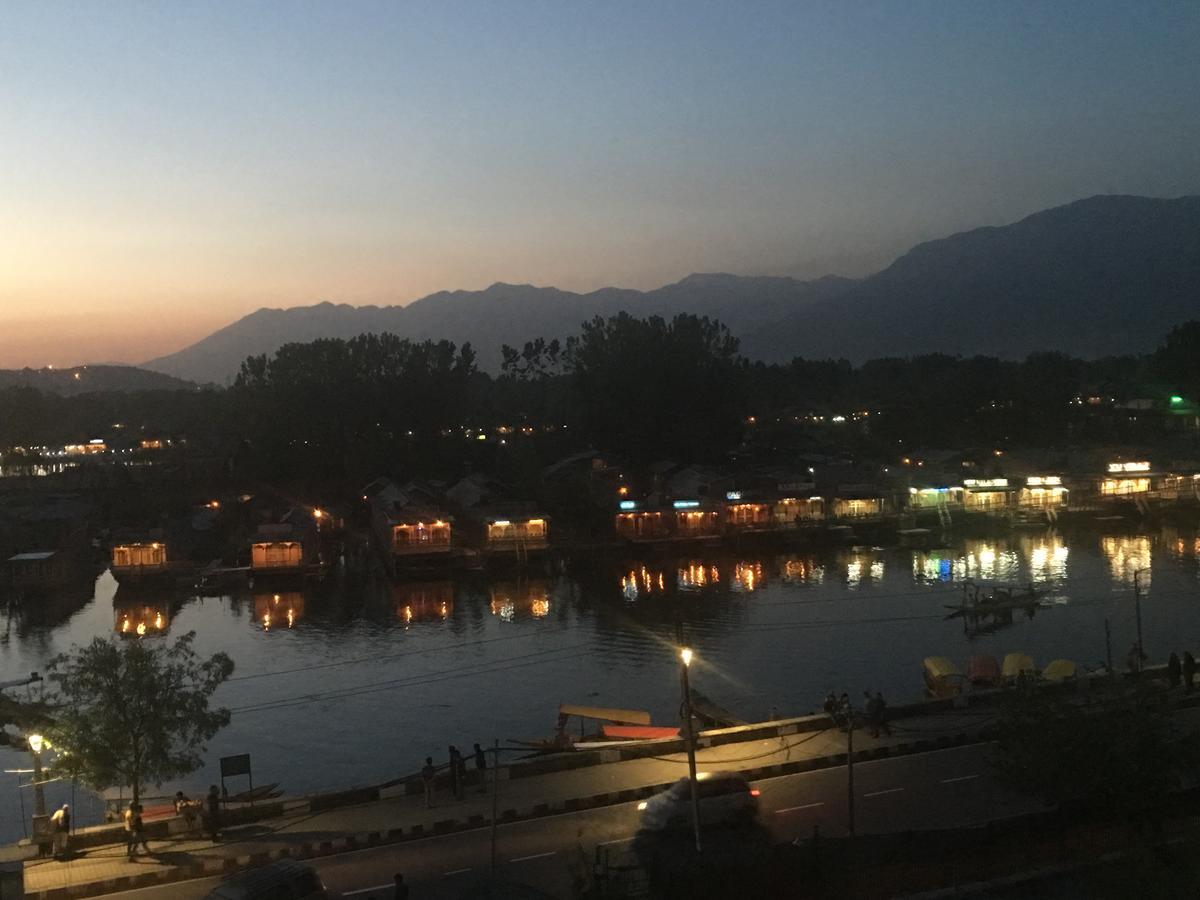 Shah Abbas Hotel At Dal Lake Srinagar (Jammu and Kashmir) Exterior photo