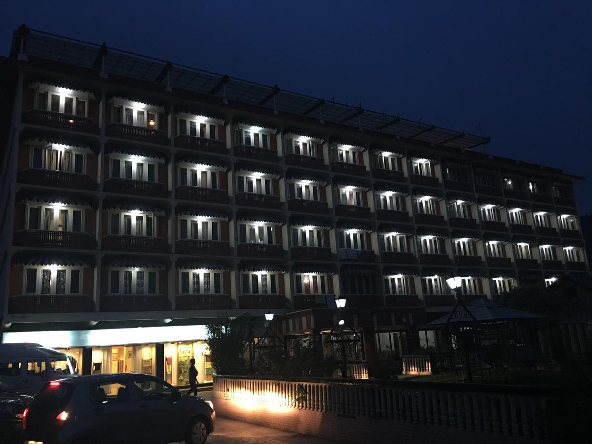 Shah Abbas Hotel At Dal Lake Srinagar (Jammu and Kashmir) Exterior photo